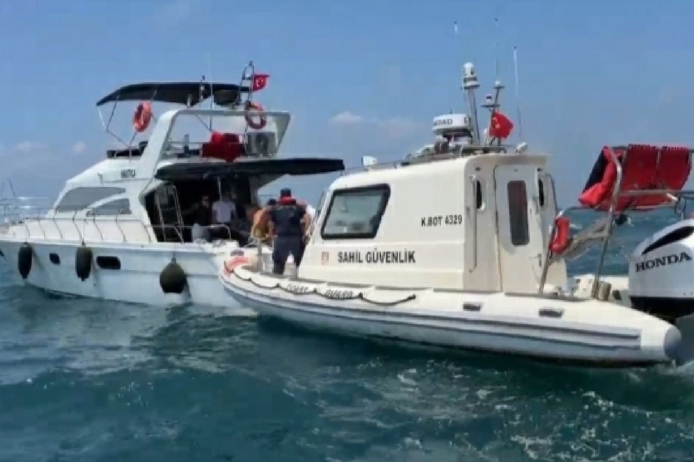 Antalya'da su alan teknedeki 4 kişi kurtarıldı