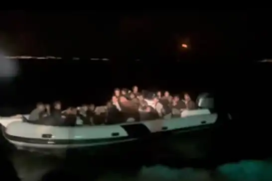 İzmir açıklarında 34 düzensiz göçmen yakalandı