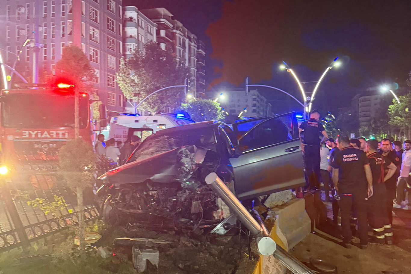 Batman'da otomobil refüje çıktı: 3 yaralı