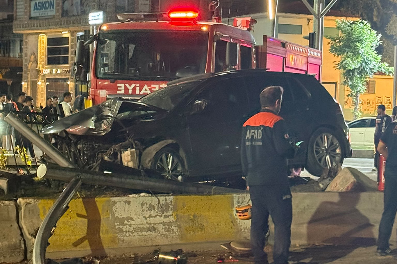 Batman'da otomobil refüje çıktı: 3 yaralı