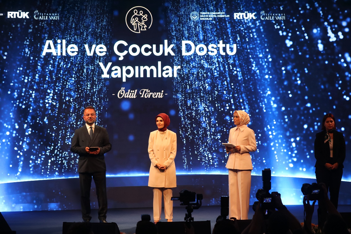 Bakan Göktaş: Esas mesele, teknolojiyi reddetmek değil fertlerin ve ailenin duygularını koruyabilmektir
