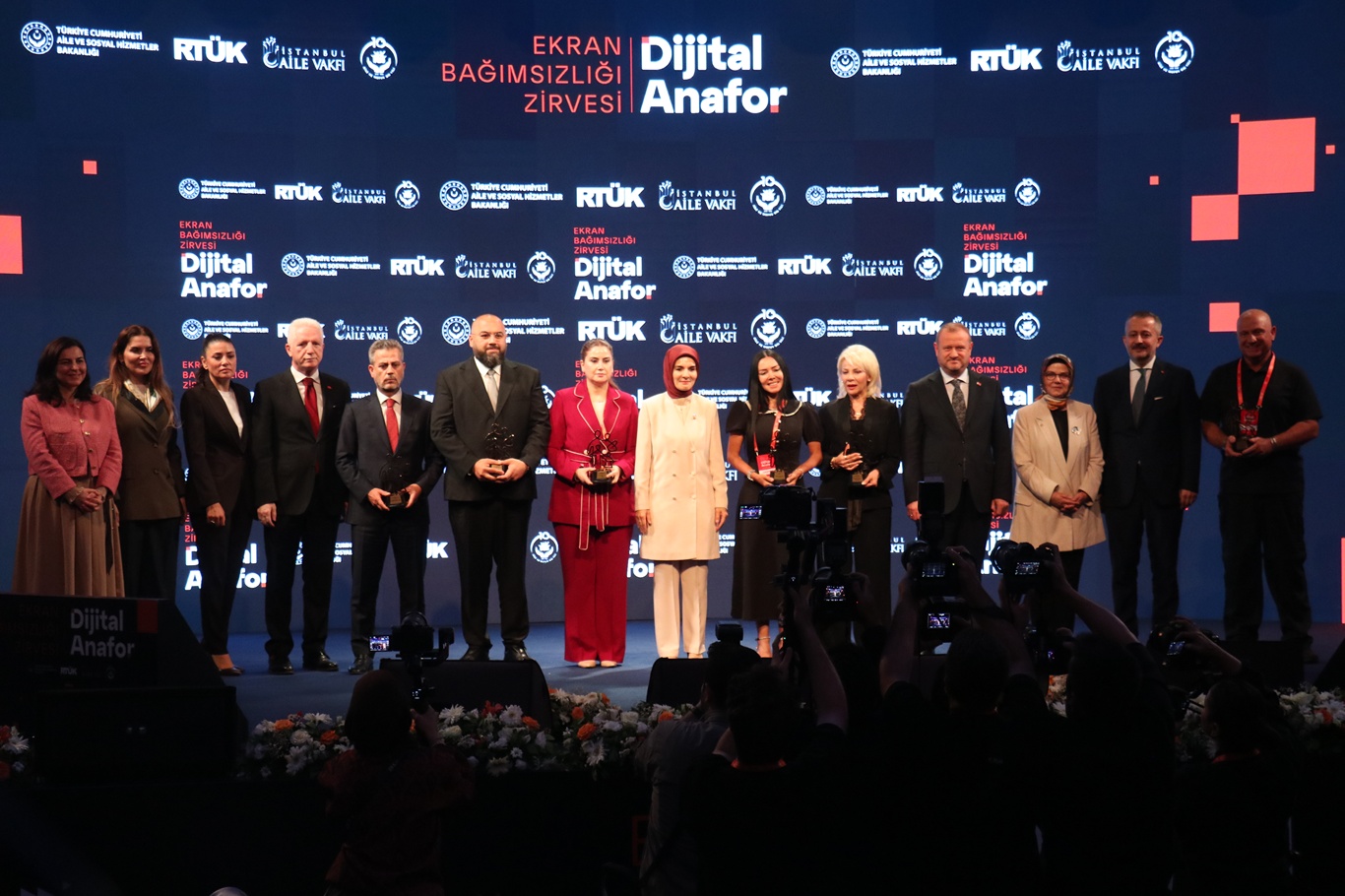 Bakan Göktaş: Esas mesele, teknolojiyi reddetmek değil fertlerin ve ailenin duygularını koruyabilmektir