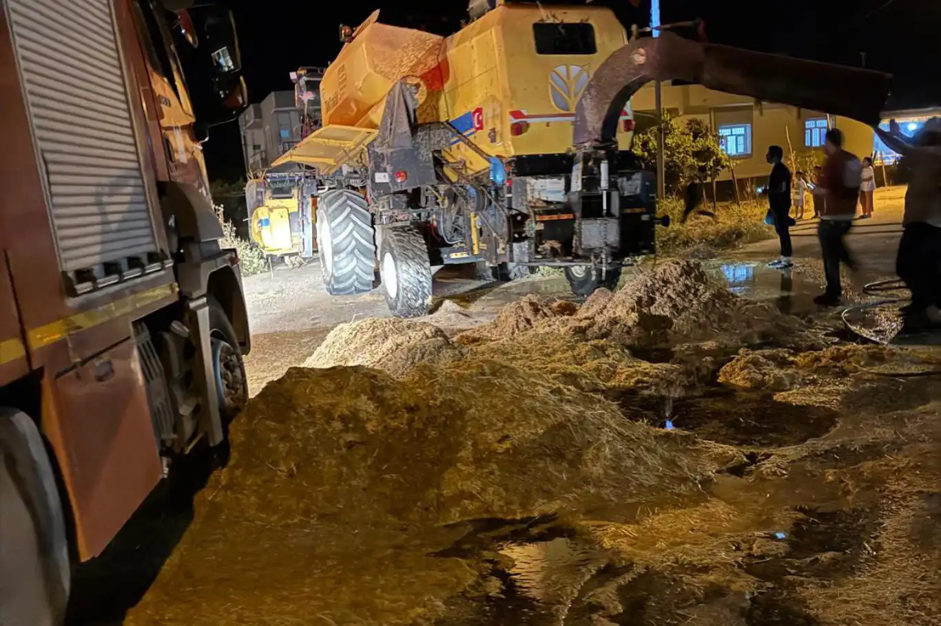 Mardin’de biçerdöverden çıkan kıvılcımların yol açtığı yangında 4 ton saman zarar gördü