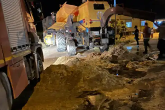 Mardin’de biçerdöverden çıkan kıvılcımların yol açtığı yangında 4 ton saman zarar gördü