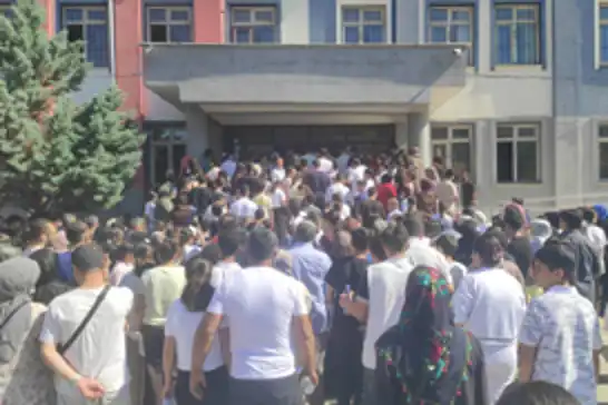 LGS başladı: 1 milyondan fazla öğrenci sınav heyecanı yaşıyor