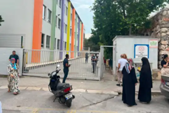 İzmir'de öğrenciler sınavda, veliler heyecanlı bekleyişte