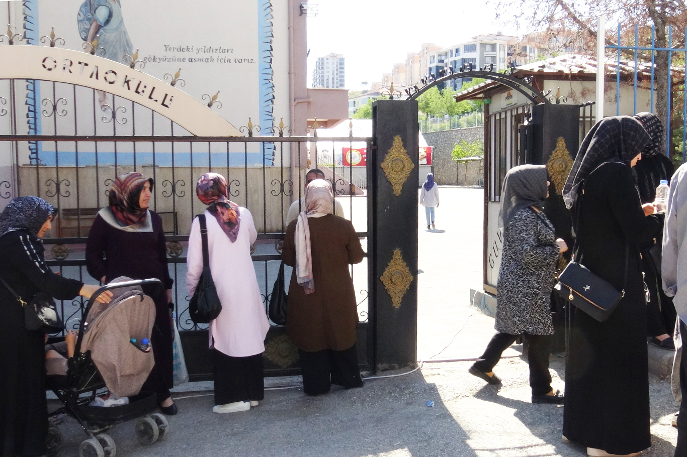 Malatya'da LGS heyecanı: Öğrenciler sınavda, veliler duada