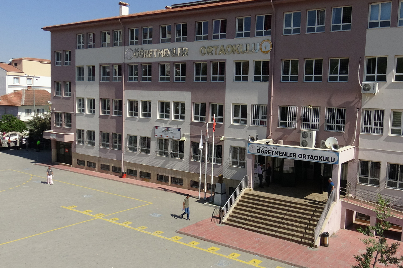 Malatya'da LGS heyecanı: Öğrenciler sınavda, veliler duada