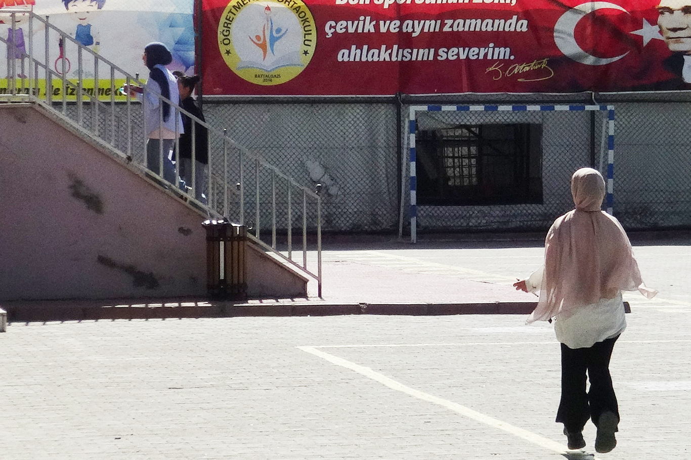 Malatya'da LGS heyecanı: Öğrenciler sınavda, veliler duada
