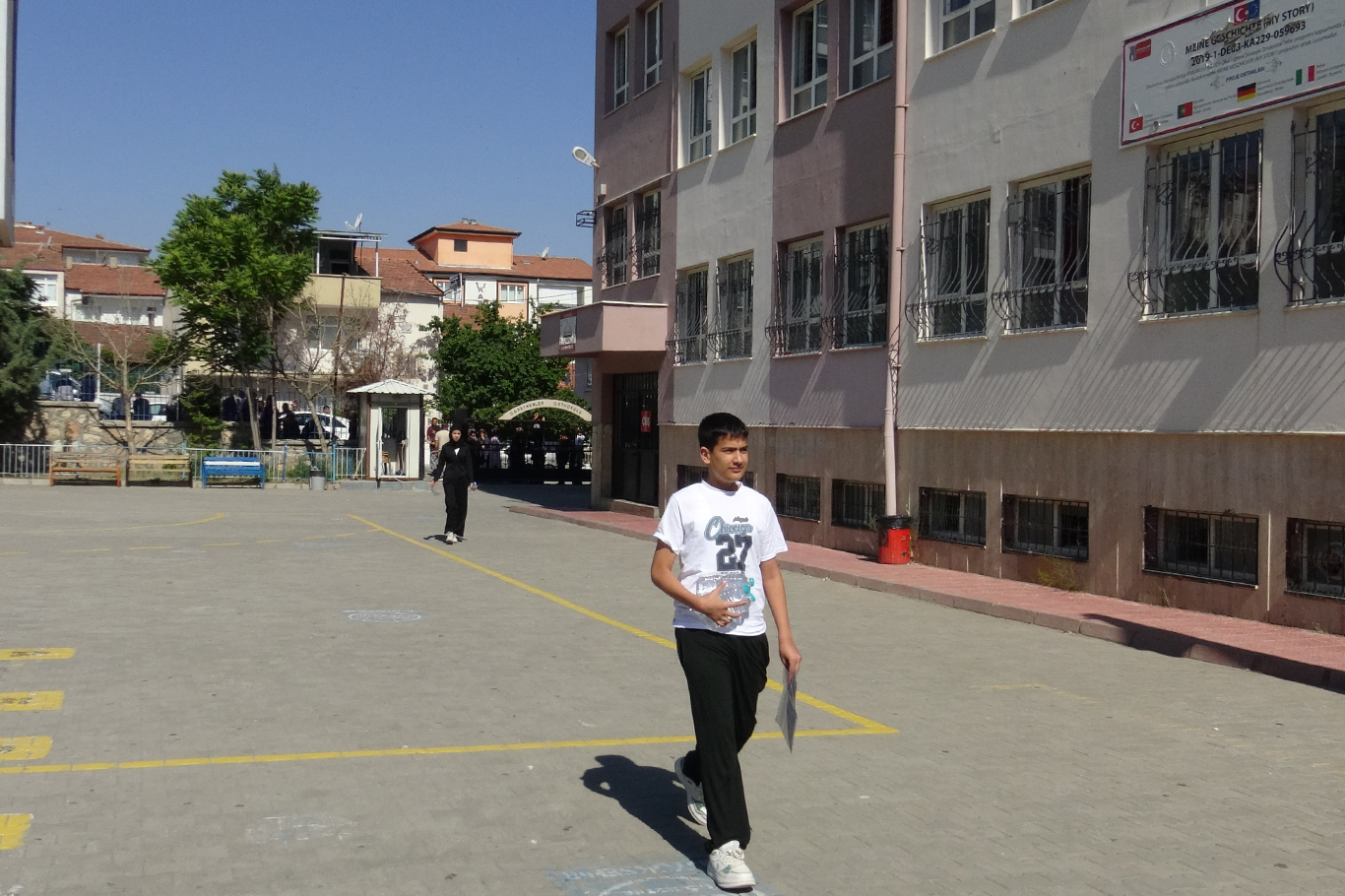 Malatya'da LGS heyecanı: Öğrenciler sınavda, veliler duada