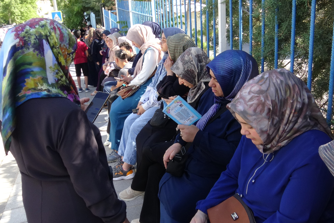 Malatya'da LGS heyecanı: Öğrenciler sınavda, veliler duada