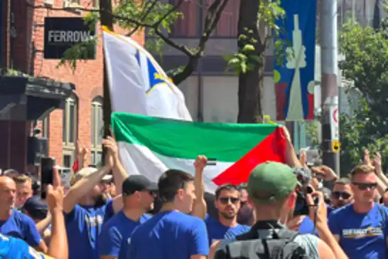 جماهير البوسنة ترفع شعارات داعمة لفلسطين قبيل المباراة الافتتاحية في كأس العالم