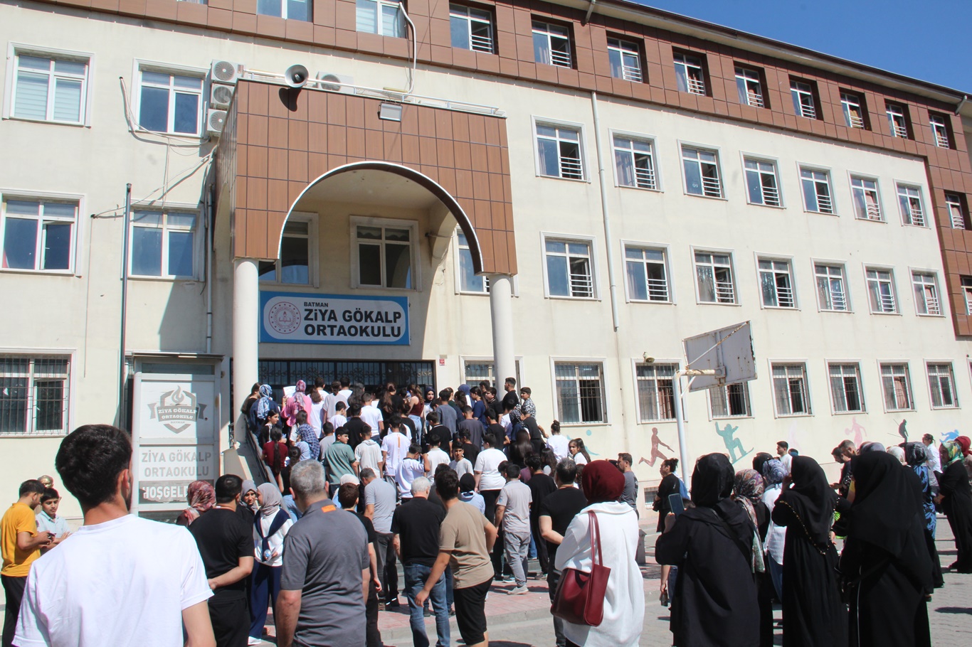 LGS heyecanı Batman'da yaşandı: Veliler umutla bekledi, çocukları için dua etti