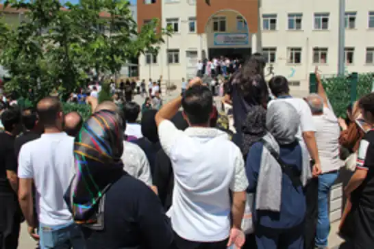 LGS heyecanı Batman'da yaşandı: Veliler umutla bekledi, çocukları için dua etti