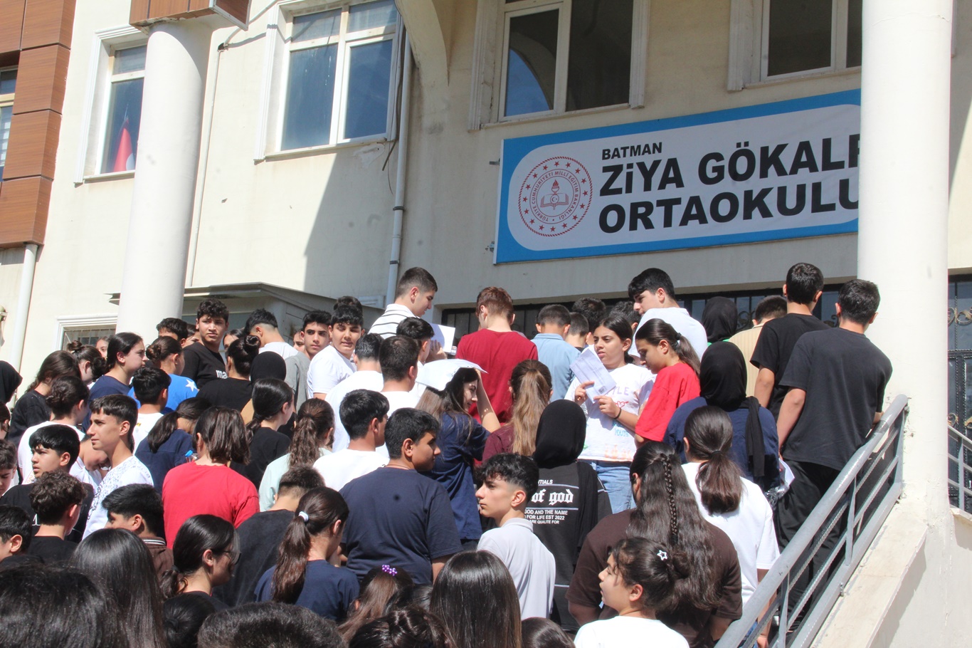 LGS heyecanı Batman'da yaşandı: Veliler umutla bekledi, çocukları için dua etti