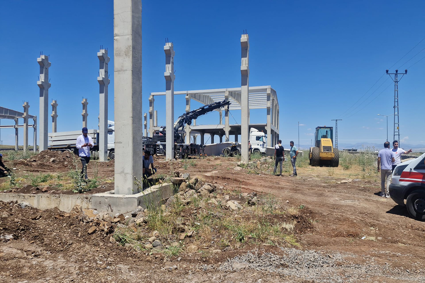 Diyarbakır'da beton blok işçilerin üzerine düştü: Bir ölü, bir yaralı