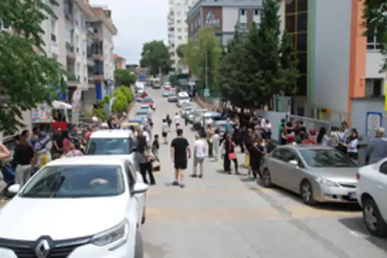 İzmir'de LGS sona erdi, öğrenciler aileleriyle buluştu