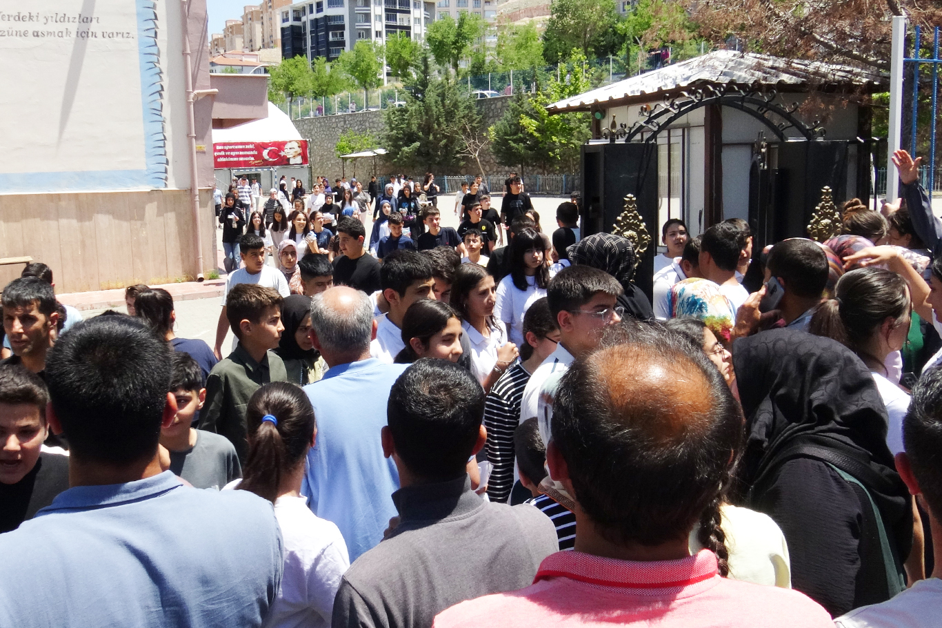 LGS'ye giren öğrenciler: Türkçe uzundu, matematik zorladı
