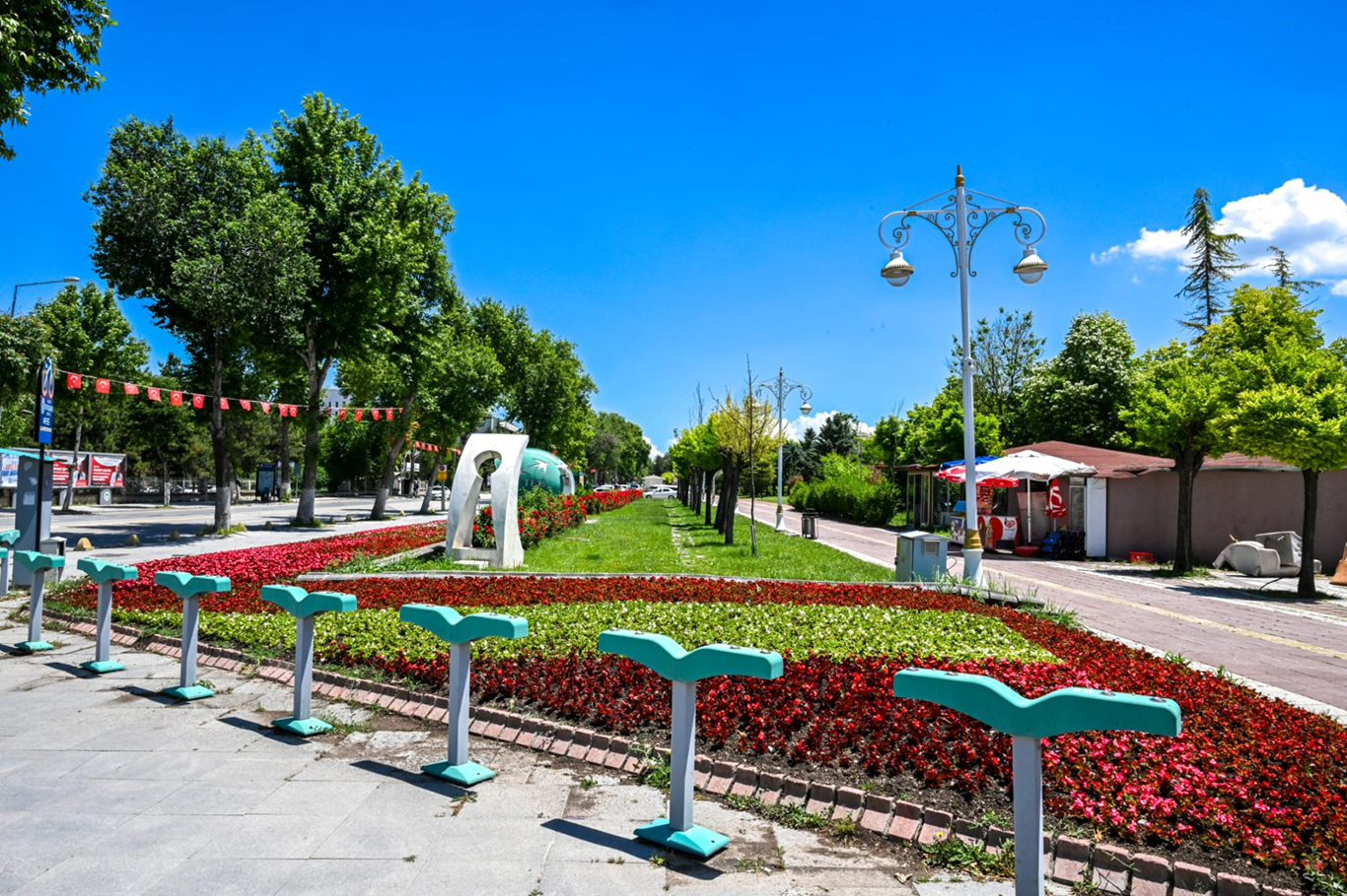 Malatya'da parklar ve kavşaklar çiçeklerle süslendi 