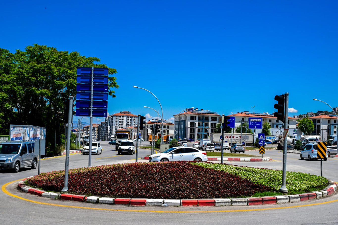 Malatya'da parklar ve kavşaklar çiçeklerle süslendi 