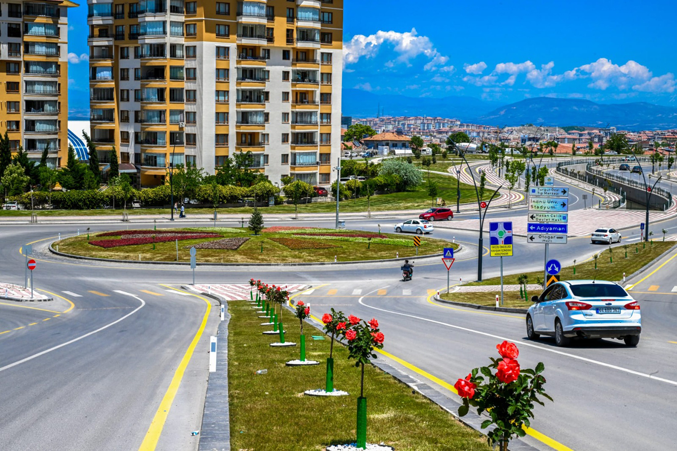 Malatya'da parklar ve kavşaklar çiçeklerle süslendi 