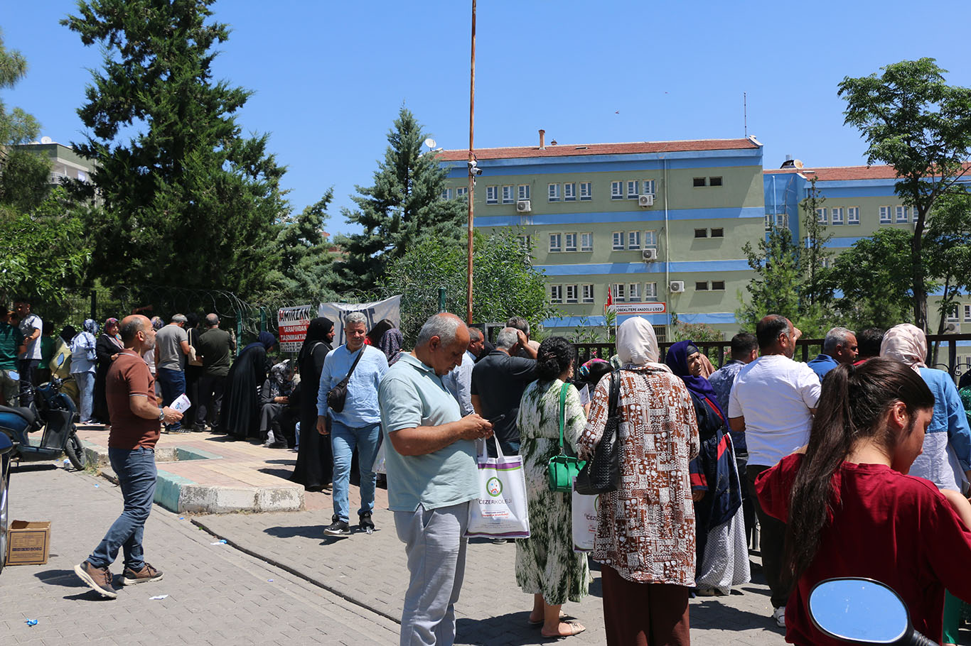 Şanlıurfa’da LGS heyecanı: Öğrenciler içeride, veliler dışarıda ter döktü