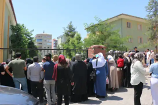Şanlıurfa’da LGS heyecanı: Öğrenciler içeride, veliler dışarıda ter döktü