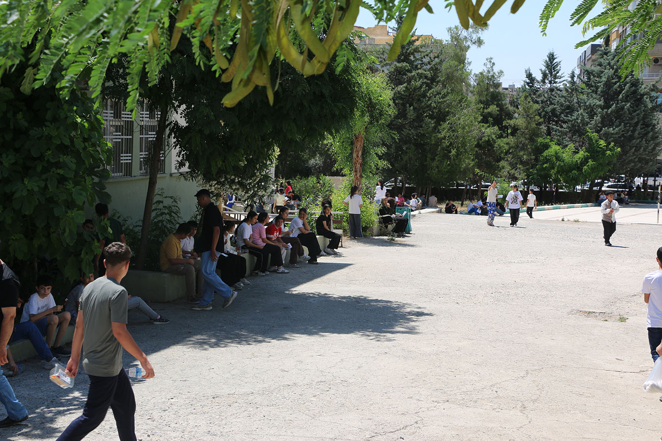 Şanlıurfa’da LGS heyecanı: Öğrenciler içeride, veliler dışarıda ter döktü