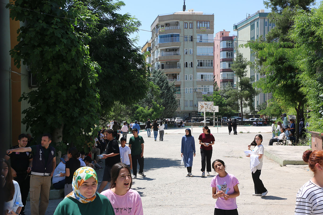 Şanlıurfa’da LGS heyecanı: Öğrenciler içeride, veliler dışarıda ter döktü