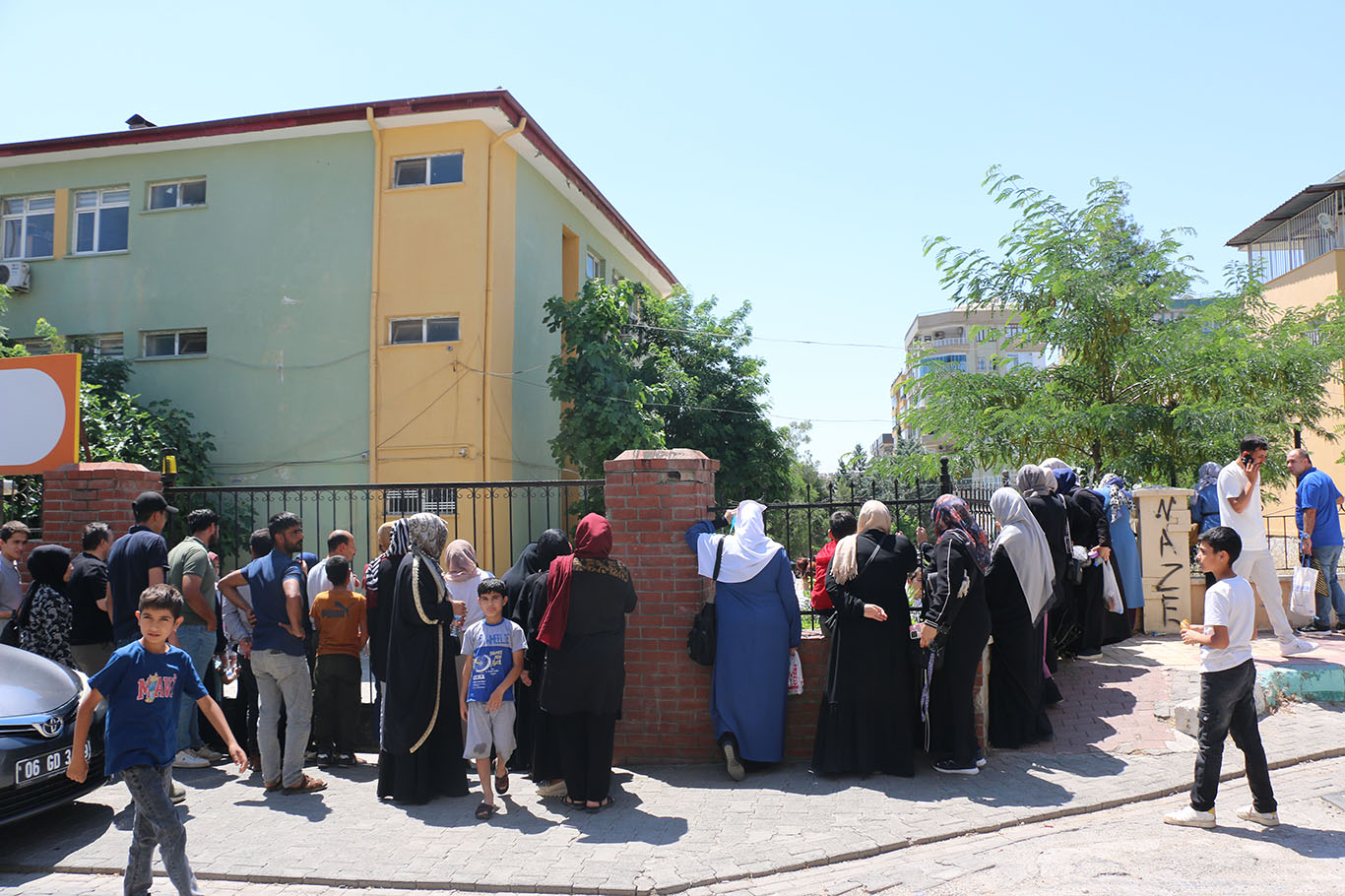 Şanlıurfa’da LGS heyecanı: Öğrenciler içeride, veliler dışarıda ter döktü