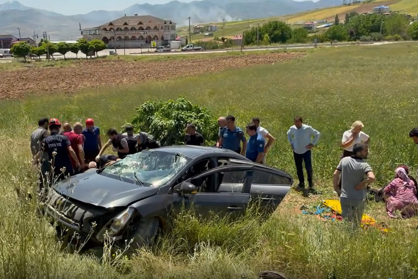 Kovancılar'da otomobil tarlaya uçtu: 3 yaralı