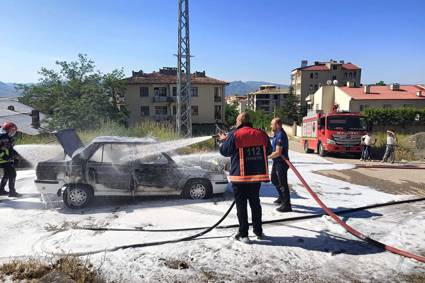 Elazığ'da seyir halindeki otomobil alev alev yandı