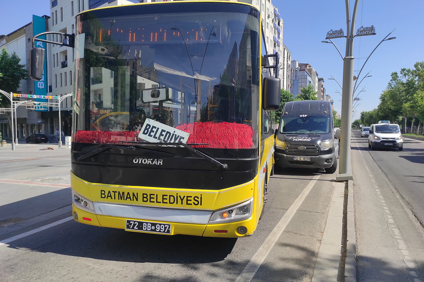 Batman'da belediye otobüsü ile minibüs çarpıştı