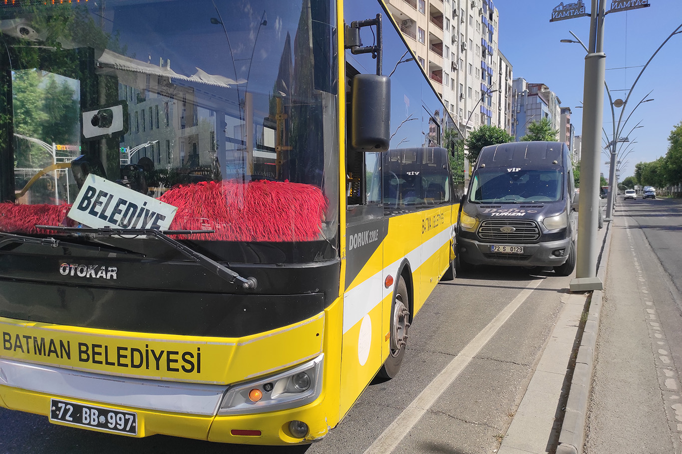 Batman'da belediye otobüsü ile minibüs çarpıştı