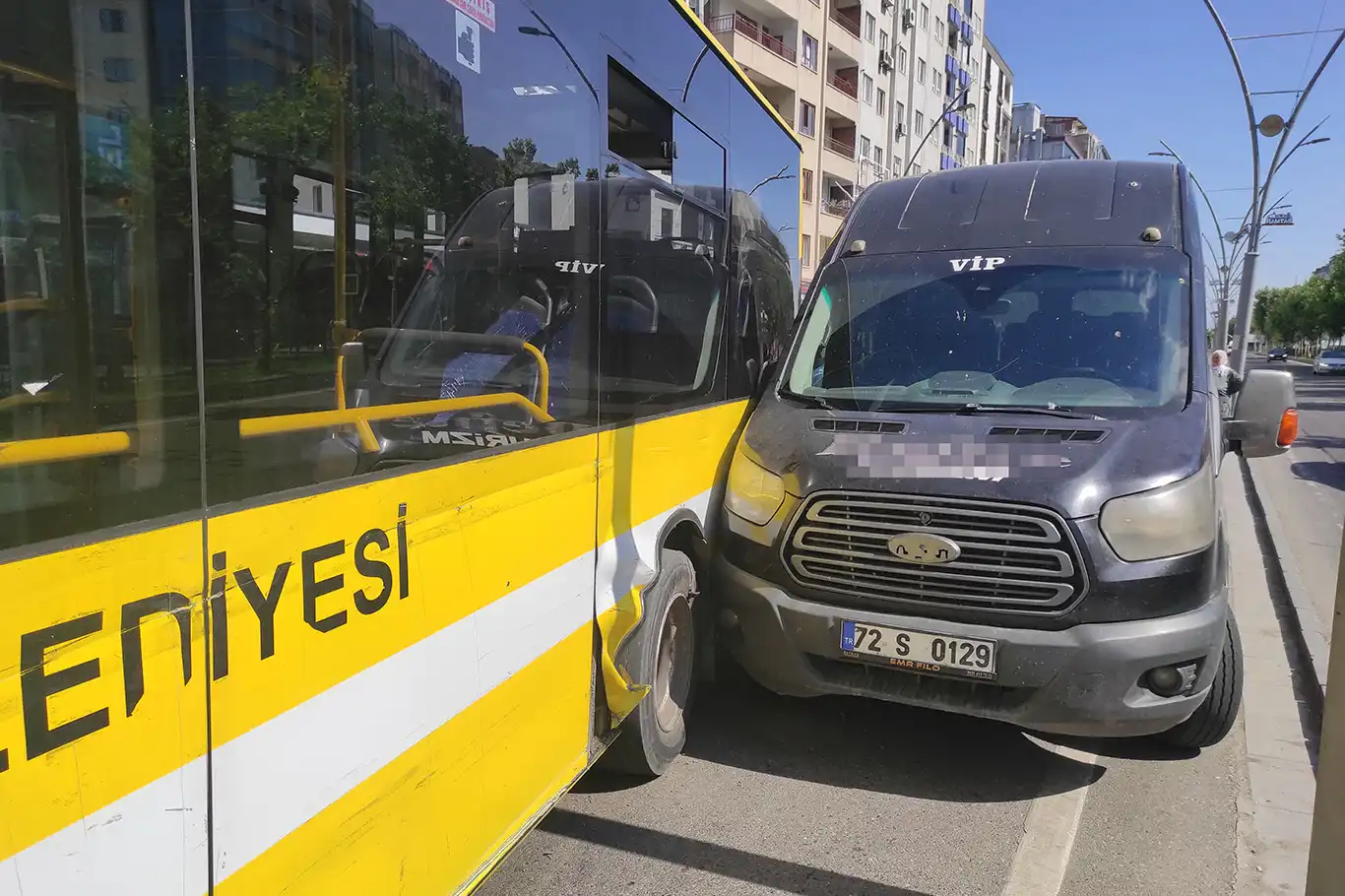 Batman'da belediye otobüsü ile minibüs çarpıştı
