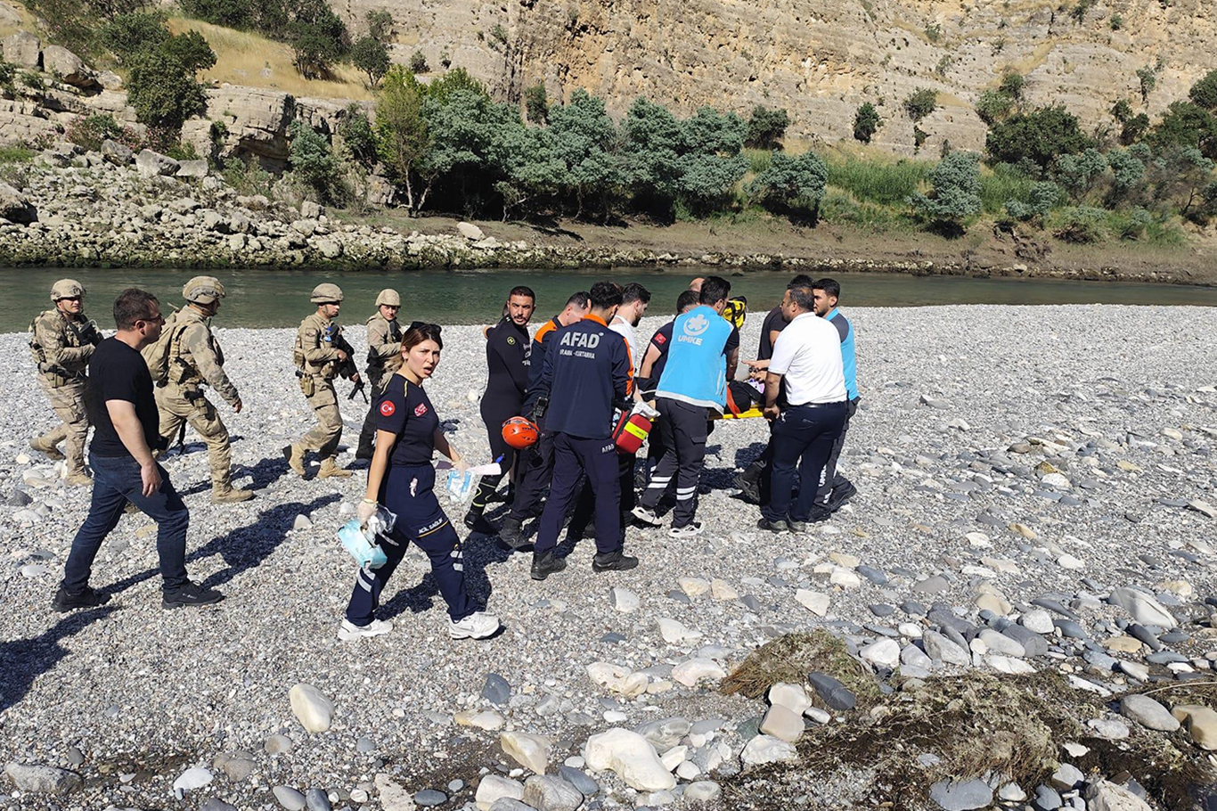 Boğulma tehlikesi geçiren ailesini kurtardı, kendisi hayatını kaybetti