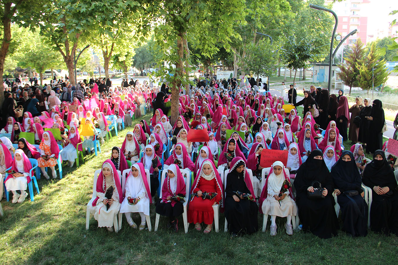 Batman'da anlamlı buluşma: Yüzlerce genç kız tesettüre girdi