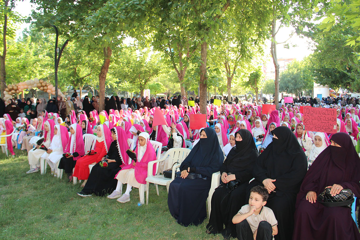 گردبوونەوەیەکی مانادار لە باتمان: سەدان کچی گەنج حیجابیان لەبەر کرد