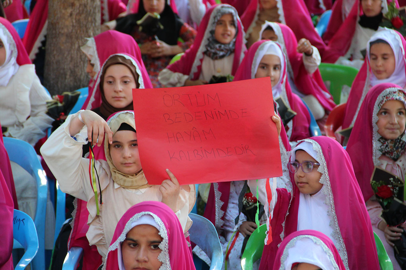 گردبوونەوەیەکی مانادار لە باتمان: سەدان کچی گەنج حیجابیان لەبەر کرد