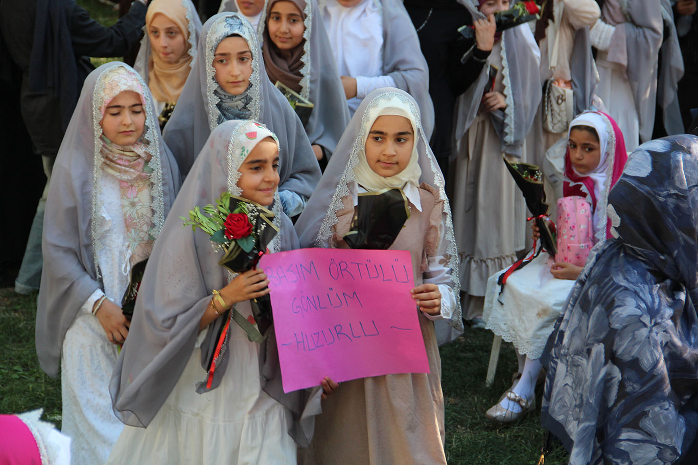 گردبوونەوەیەکی مانادار لە باتمان: سەدان کچی گەنج حیجابیان لەبەر کرد