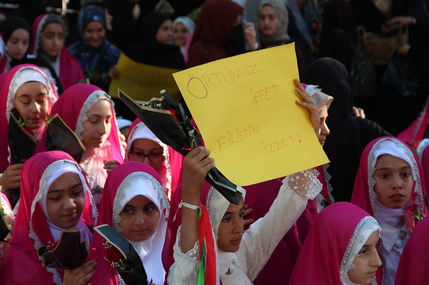 گردبوونەوەیەکی مانادار لە باتمان: سەدان کچی گەنج حیجابیان لەبەر کرد