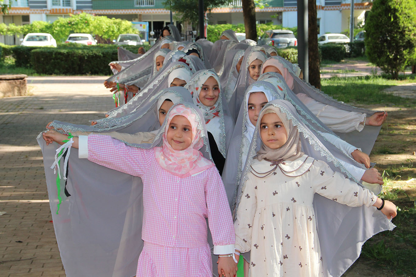 گردبوونەوەیەکی مانادار لە باتمان: سەدان کچی گەنج حیجابیان لەبەر کرد