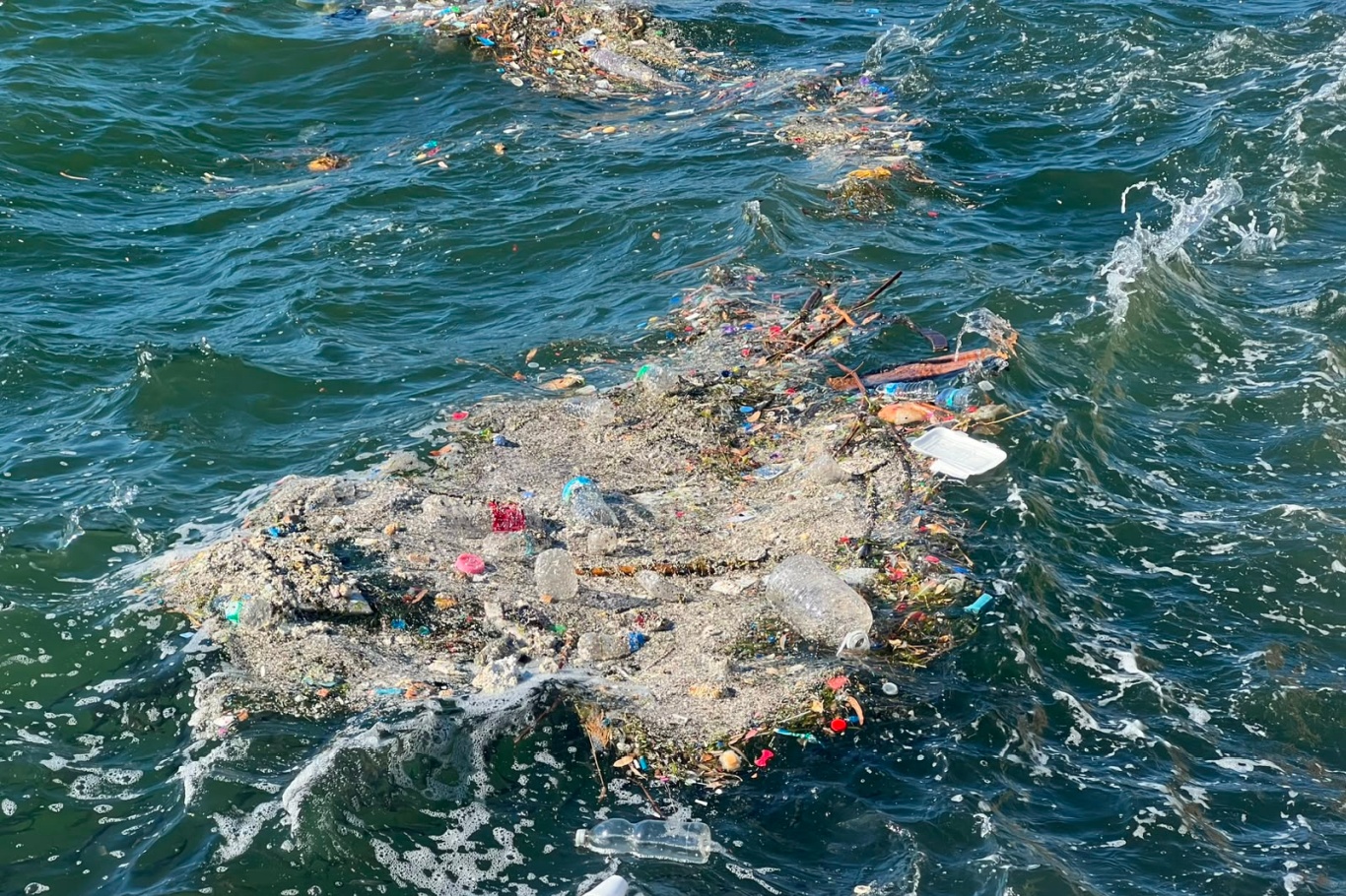 Konak Vapur İskelesi önünde deniz yüzeyinde atık yoğunluğu dikkat çekti