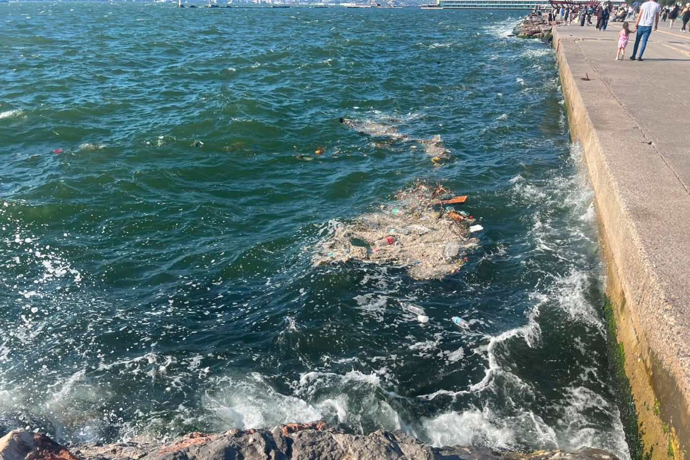 Konak Vapur İskelesi önünde deniz yüzeyinde atık yoğunluğu dikkat çekti