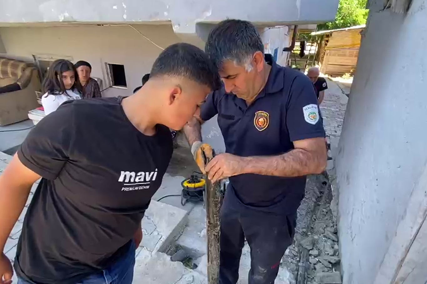 Betonun altından gelen sesler itfaiye ekiplerini harekete geçirdi