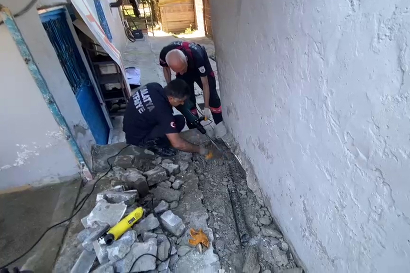 Betonun altından gelen sesler itfaiye ekiplerini harekete geçirdi