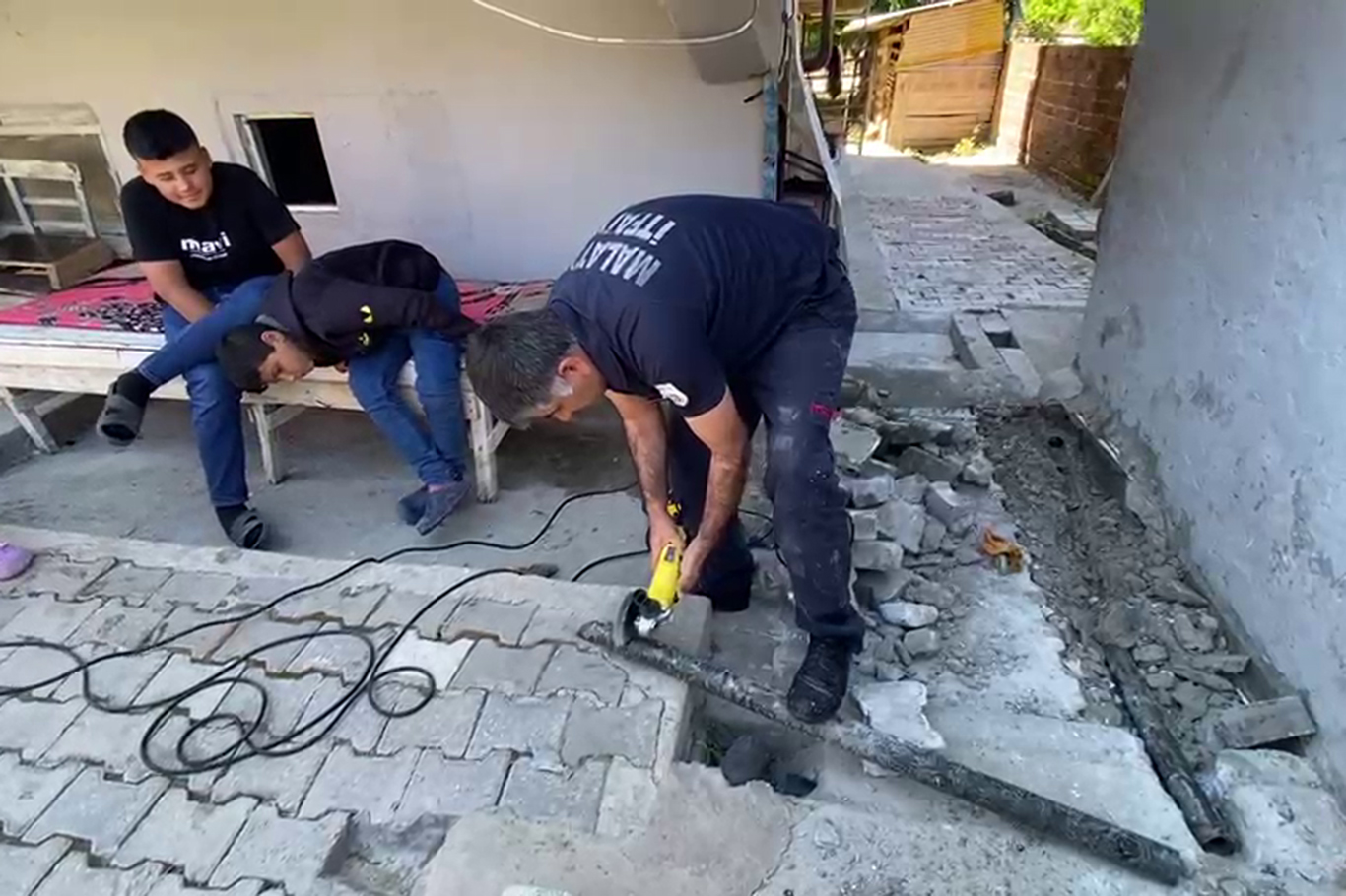 Betonun altından gelen sesler itfaiye ekiplerini harekete geçirdi