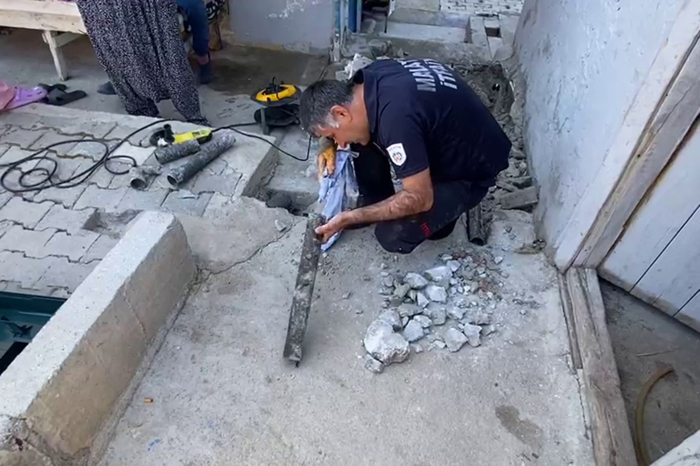 Betonun altından gelen sesler itfaiye ekiplerini harekete geçirdi