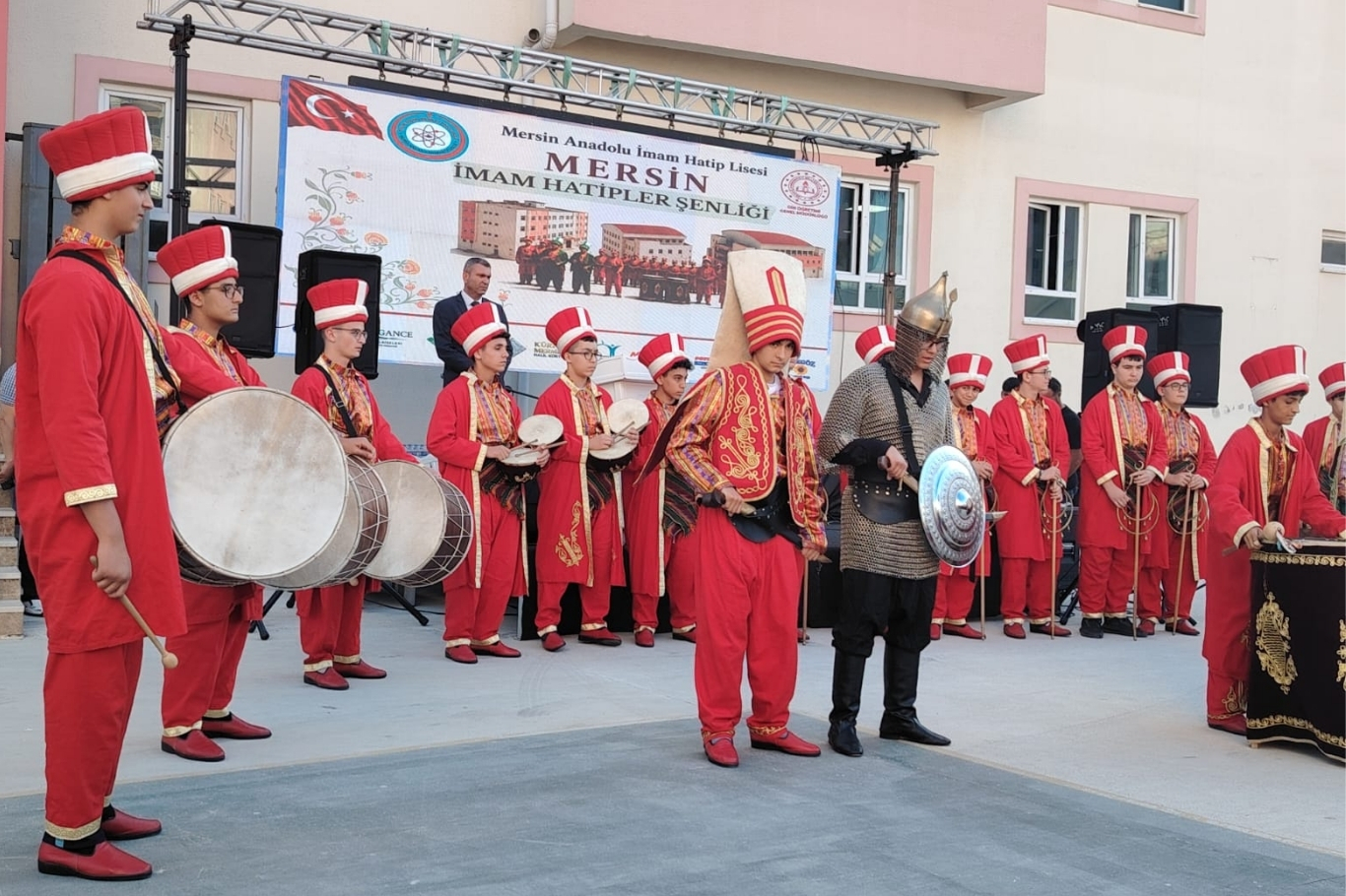 Mersin'de imam hatip öğrencilerinin hazırladığı eserler sergilendi