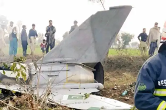 Pakistan ordusuna ait eğitim uçağı düştü: 2 pilot hayatını kaybetti